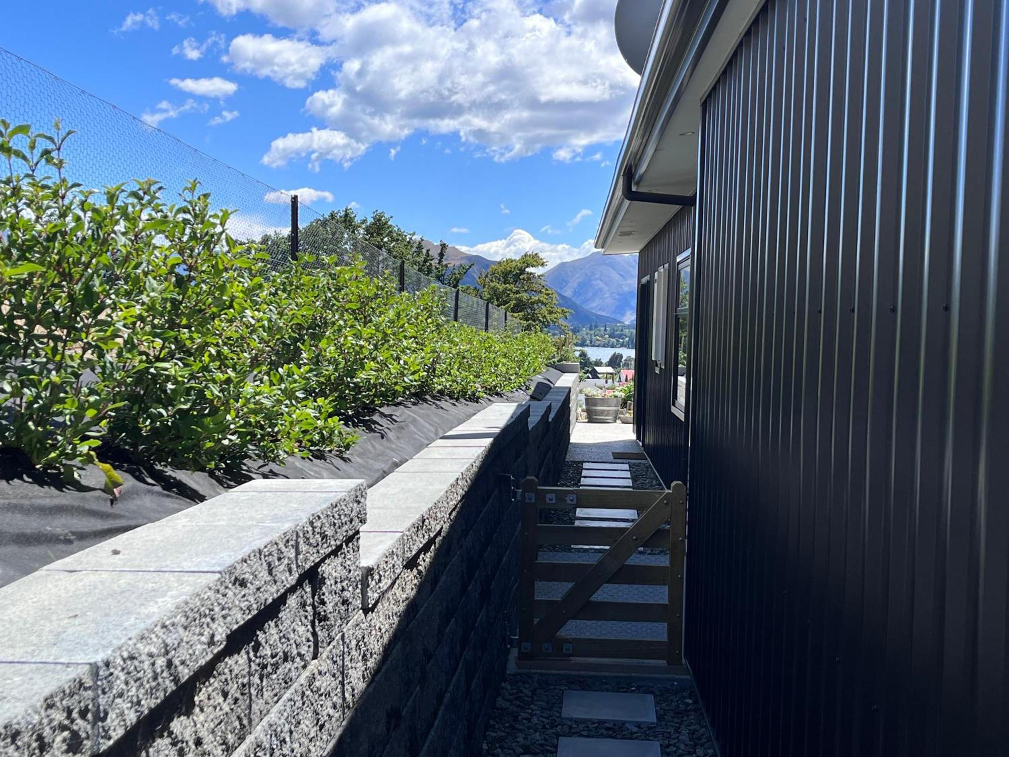 Lake Views - New Apartment With Room To Relax Wanaka Exteriör bild