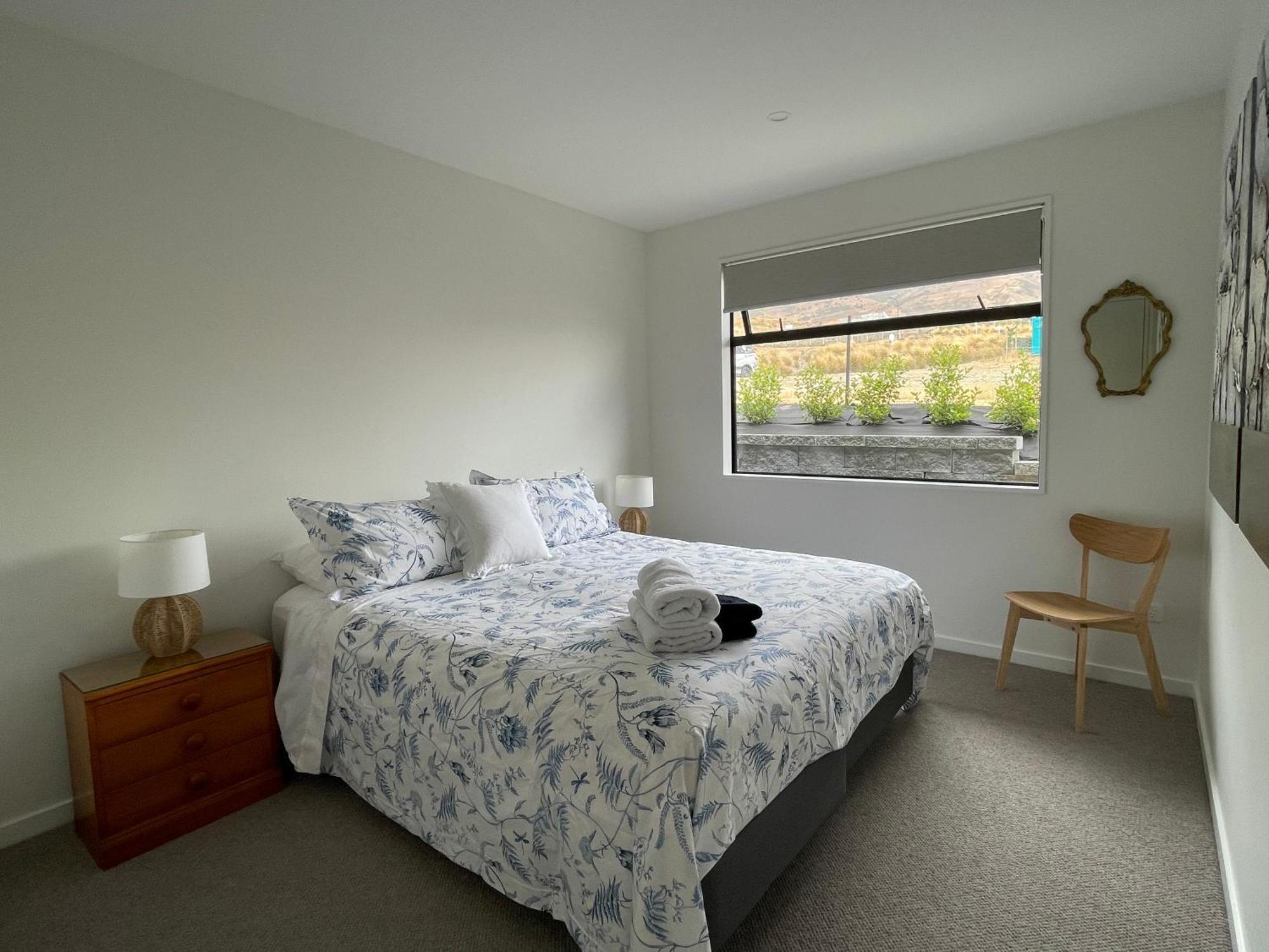 Lake Views - New Apartment With Room To Relax Wanaka Exteriör bild
