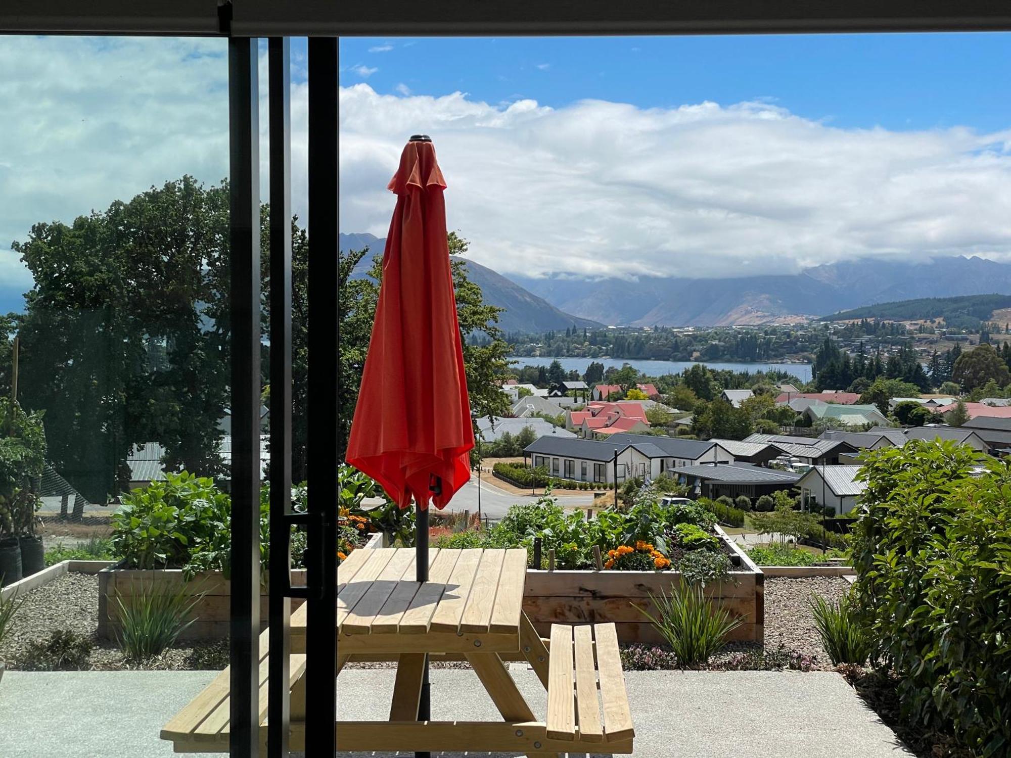 Lake Views - New Apartment With Room To Relax Wanaka Exteriör bild